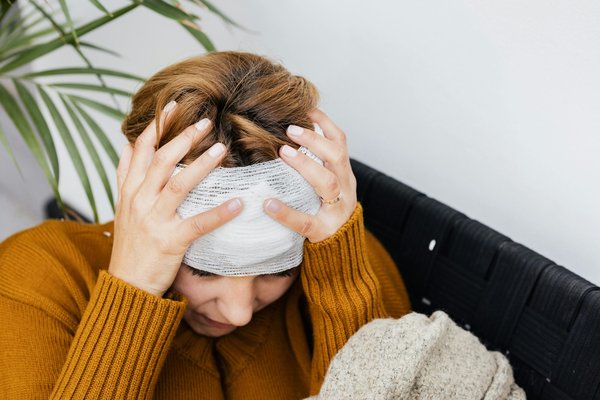 Comment réagir efficacement après un coup à la tête ?